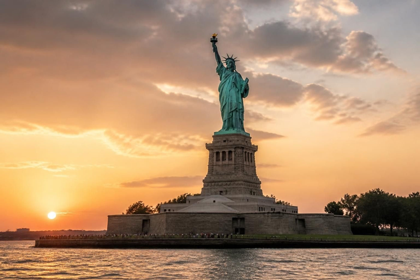 The Statue of Liberty against the Manhattan skyline at sunset, a landmark for travellers using an eSIM in the United States