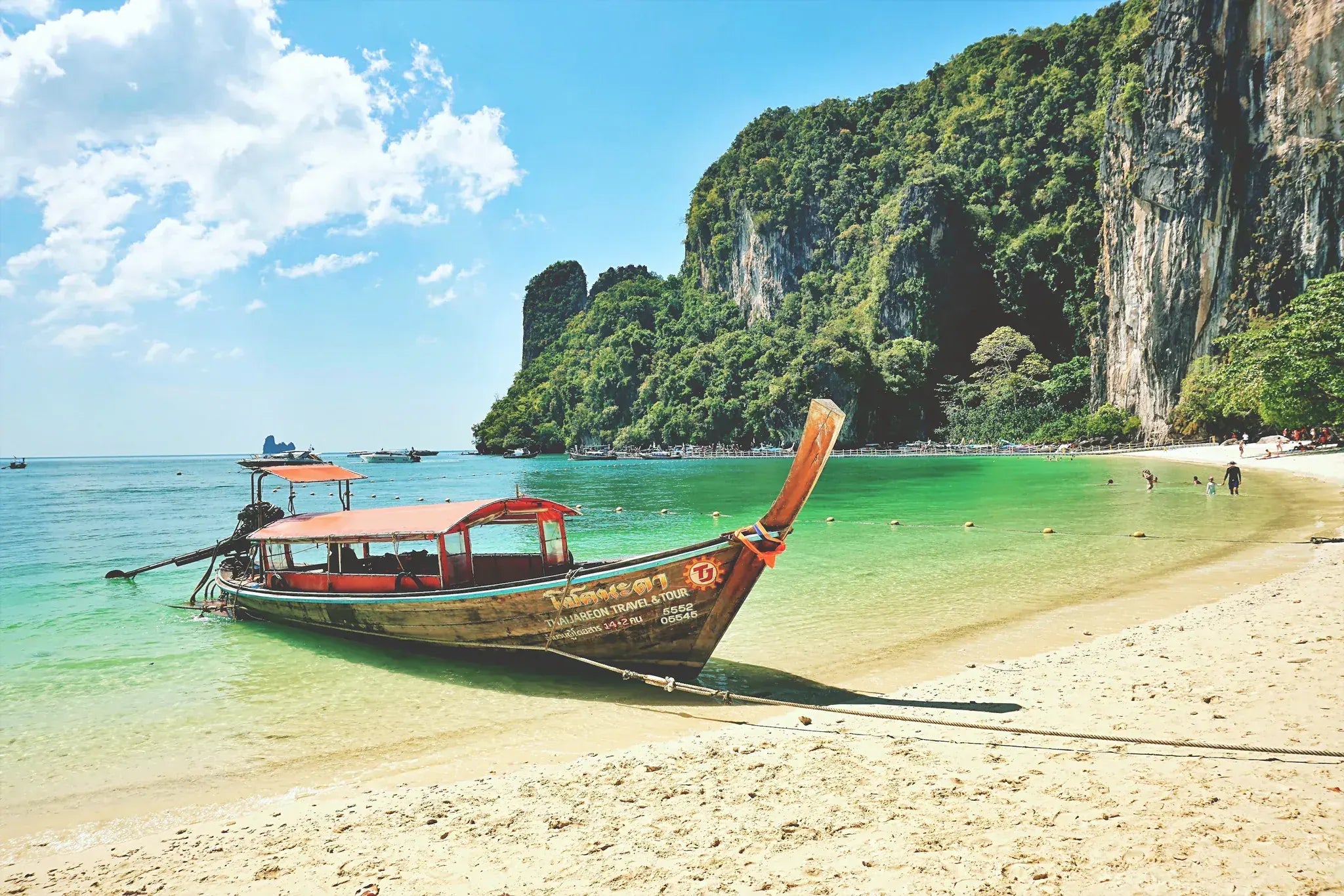 De kliffen en de turquoise zee van Thailand